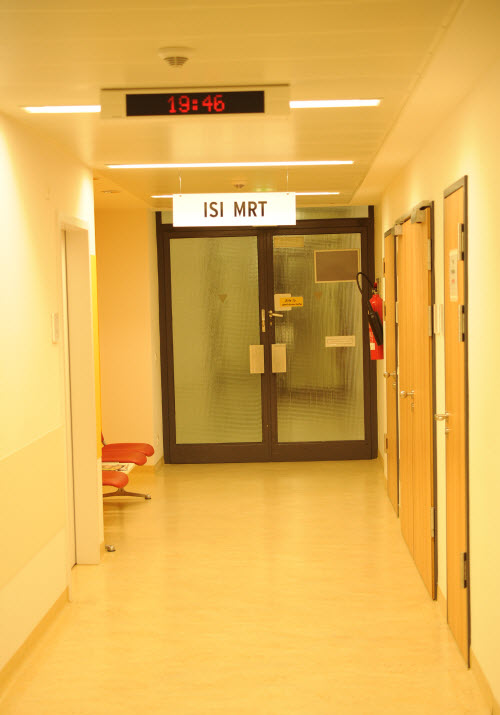 Links ist der Eingang zum Untersuchungsraum MRT